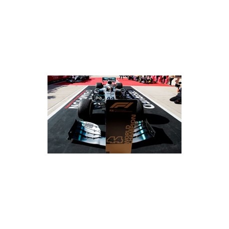 SPARK 18S465 MERCEDES-AMG F1 W10 EQ Power+ N°44 2ème GP USA 2019- Pilote Champion Lewis Hamilton - Base spéciale avec Pit Board