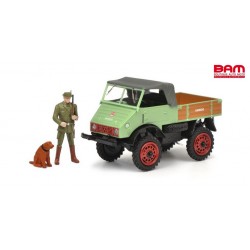 SCHUCO 450254800 MERCEDES BENZ Unimog "Weidmannsheil" (Forestier) avec chasseur et chien (1/43)