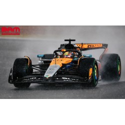 SPARK S9597 MCLAREN MCL39 N°81 McLaren Formula 1 Team 2ème GP Grande-Bretagne 2025 Oscar Piastri + Pit board 1/43