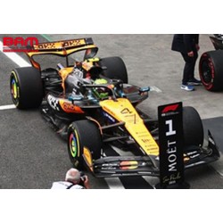 SPARK S9675 MCLAREN MCL39 N°4 McLaren Formula 1 Team Vainqueur GP Brésil 2025 Lando Norris avec board numéro 1/43