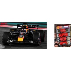 SPARK 64S099 RED BULL Racing RB21 N°1 Oracle Red Bull Racing Vainqueur GP Abu Dhabi 2025 Max Verstappen (avec pit board) 1/64